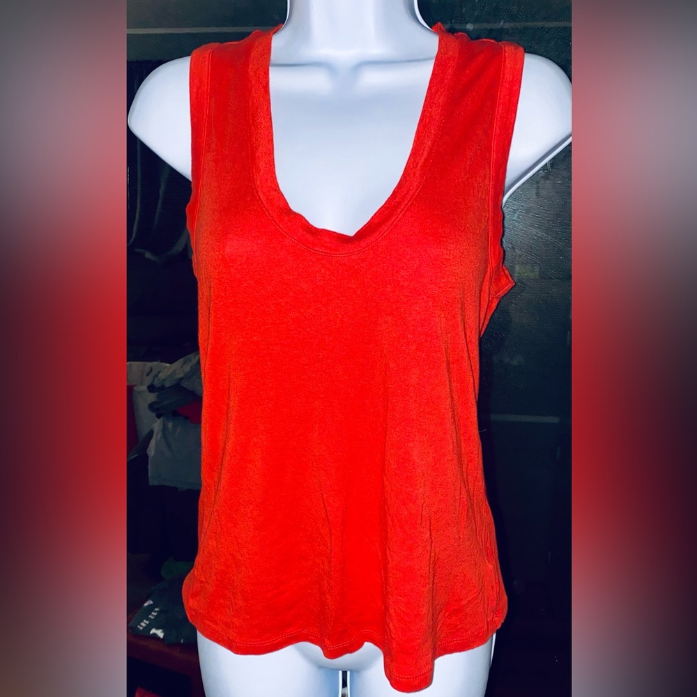🍀 4/$20 A new day tank. Low cut scoop neck